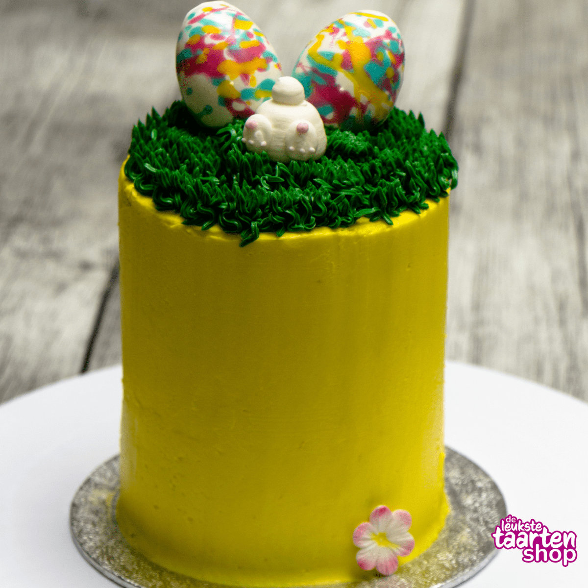 Naked paascake met konijntjes en paaseitjes