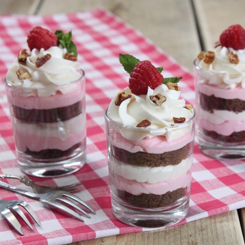 Cake in a cup: brownie met aardbeien bavarois