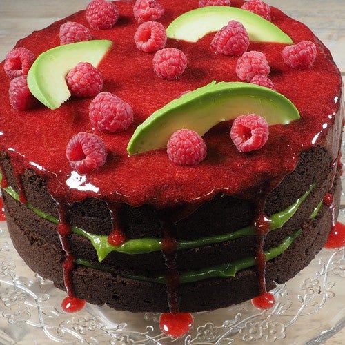 Brownie met avocado en frambozen