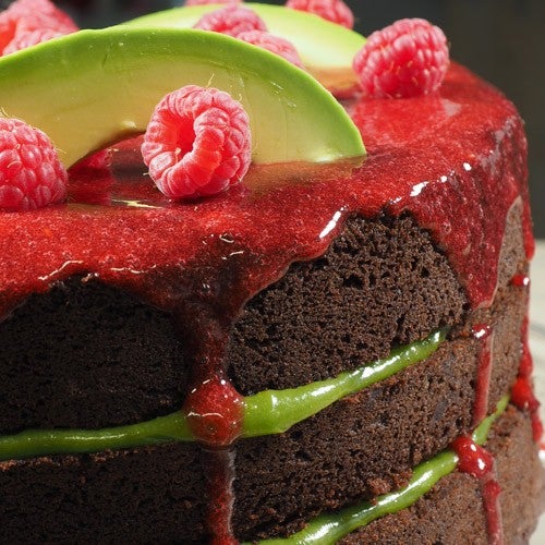 Brownie met avocado en frambozen