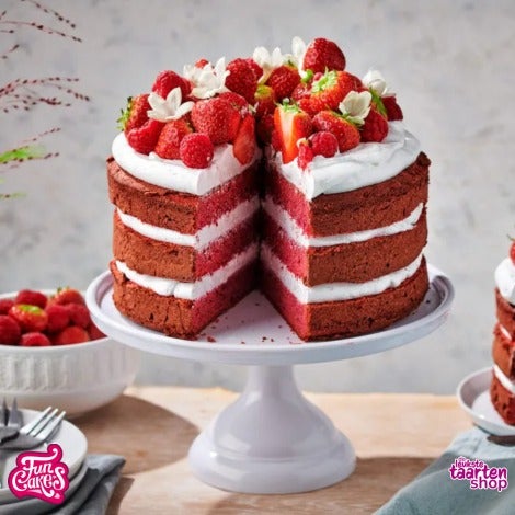 Glutenvrije Red Velvet Taart met Slagroom en Rood Fruit