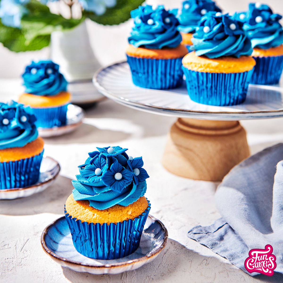 Cupcakes met fantasiebloemen in Bella Blue