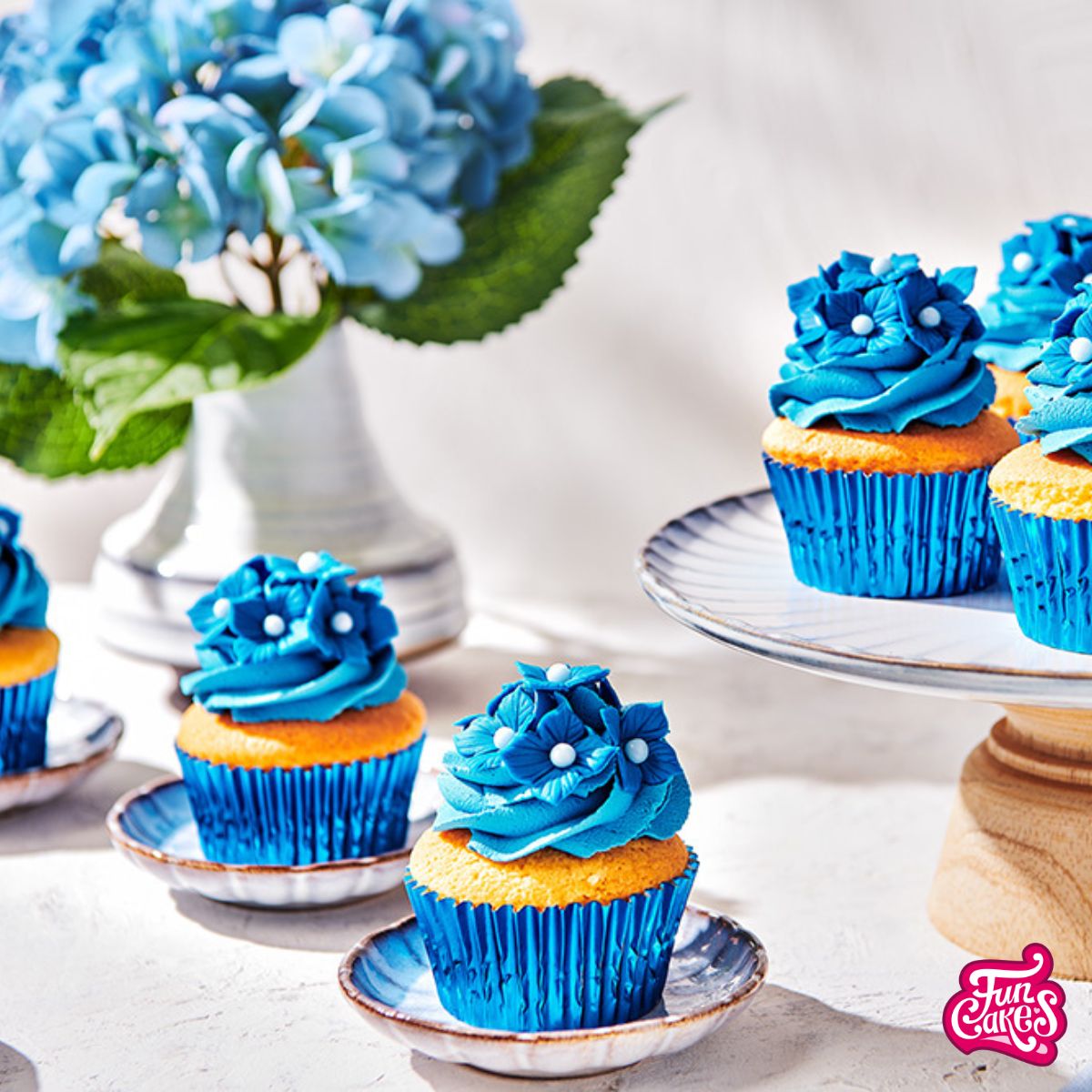 Cupcakes met fantasiebloemen in Bella Blue