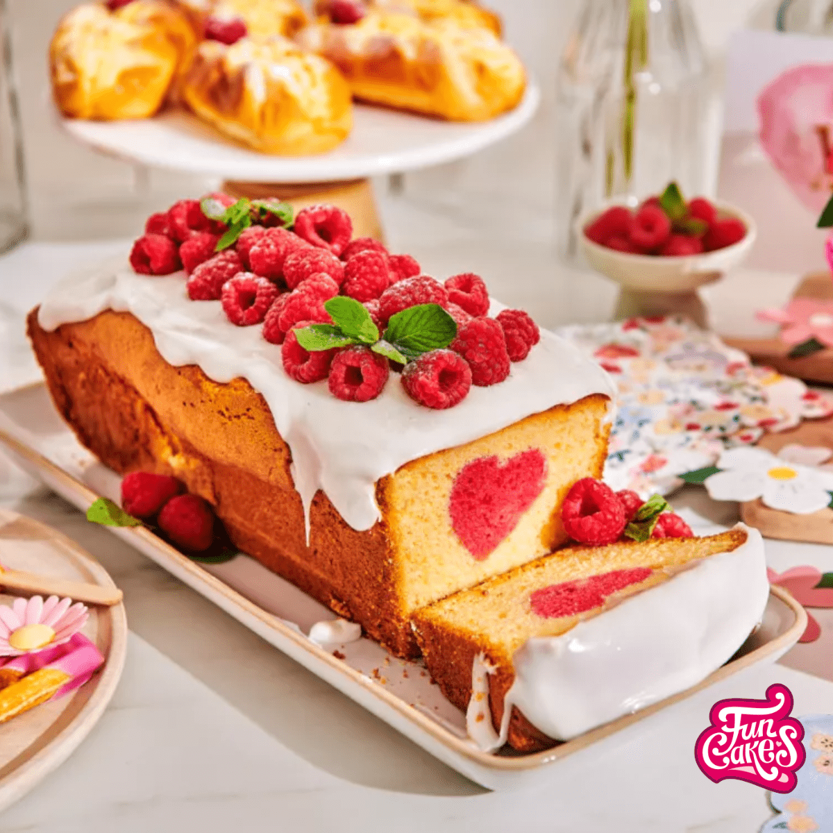 Classic Cake met roze hart en frambozen