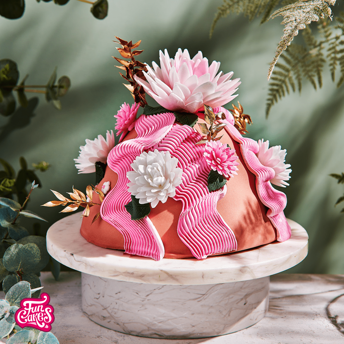 Dome taart met eetbare bloemen