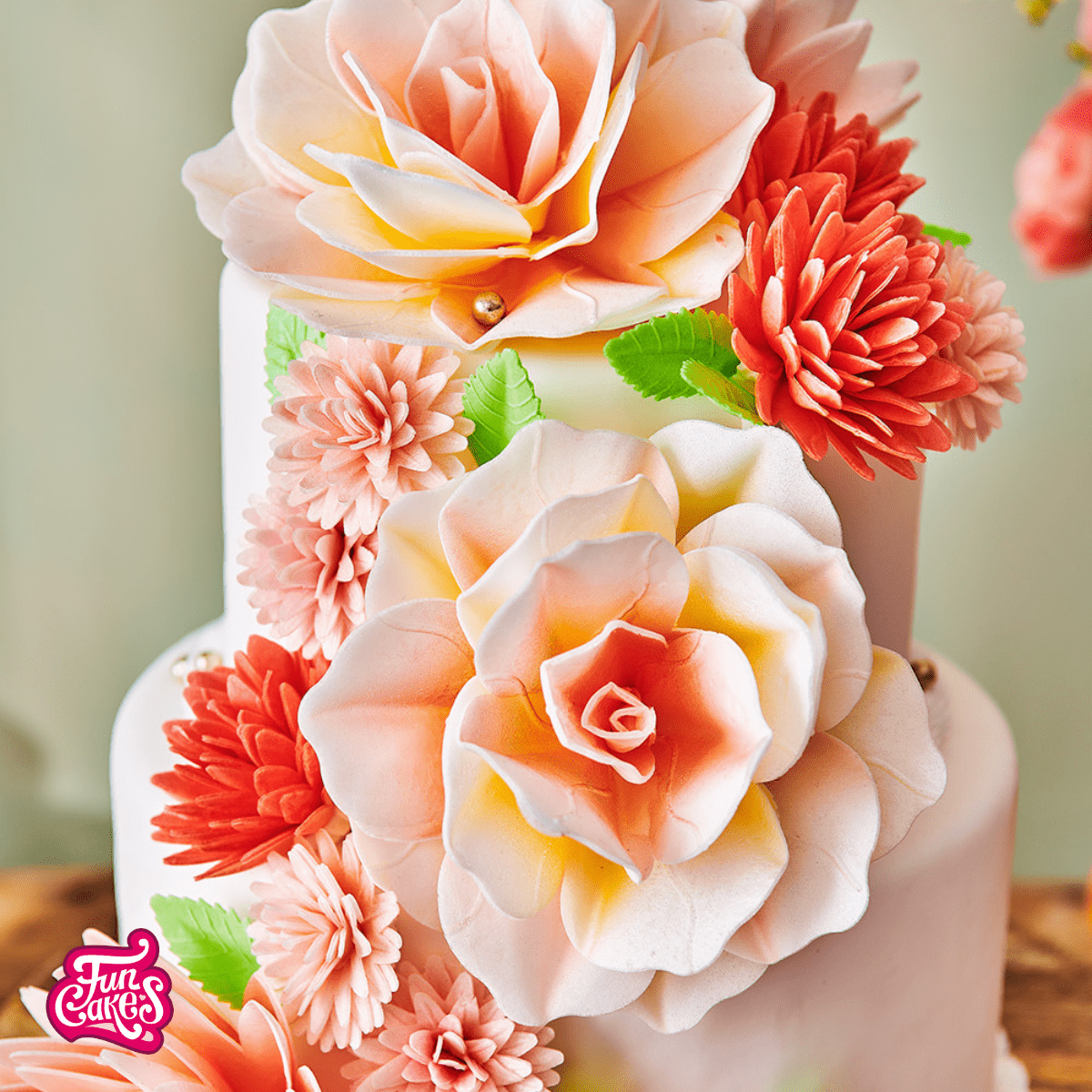 Bruidstaart met eetbare bloemen