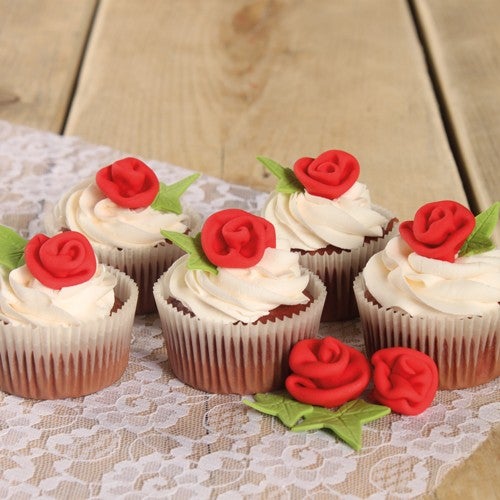 Red velvet cupcakes met roosjes