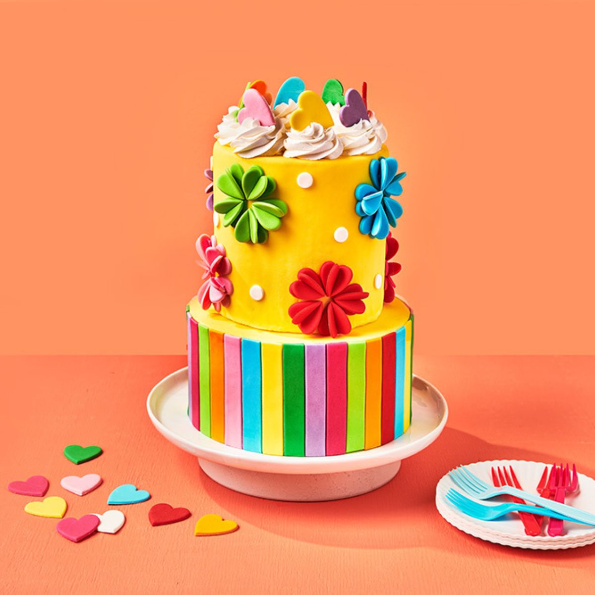 Stapeltaart met 3D-bloemen en strepen