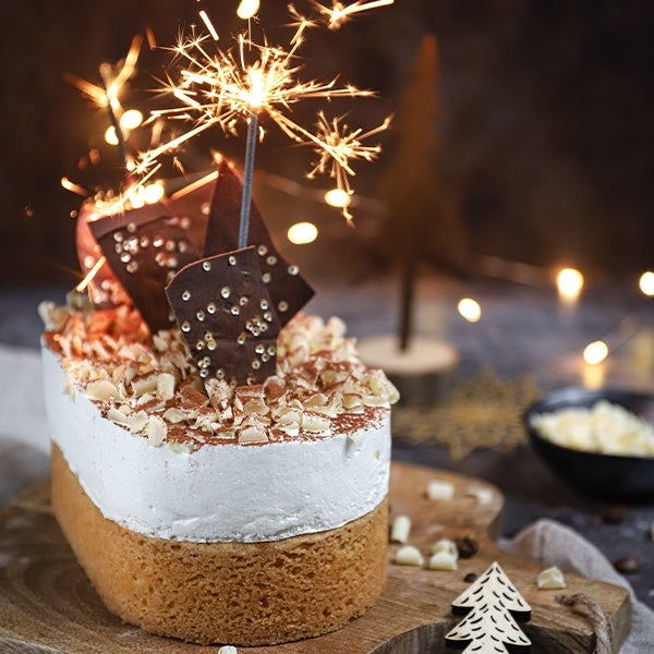 Feestelijke tiramisu-slof met witte chocolademousse