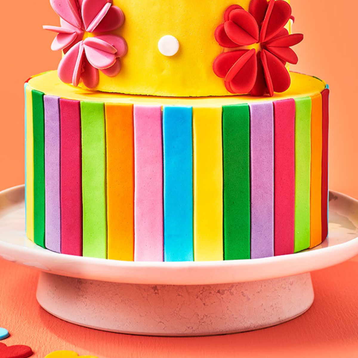 Stapeltaart met 3D-bloemen en strepen